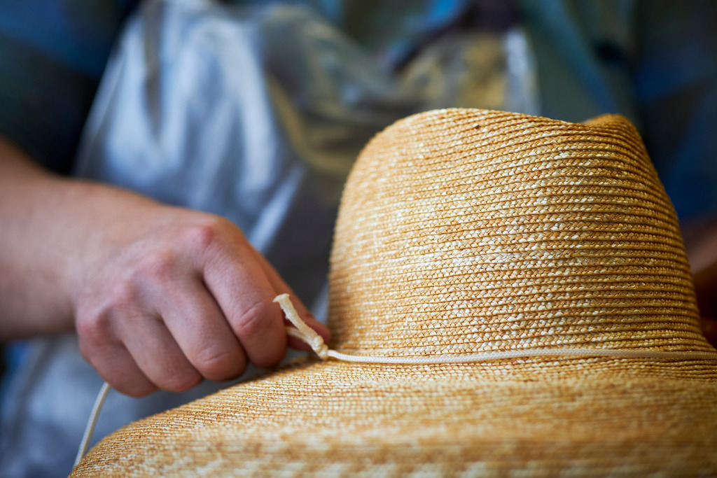 Mühlbauer Hutmanufaktur | WIen, Austria - March 04, 2020; Mühlbauer Hutmanufaktur; Bearbeitung eines Hutes mit einer Formschnur. - Realisiert mit Pictrs.com