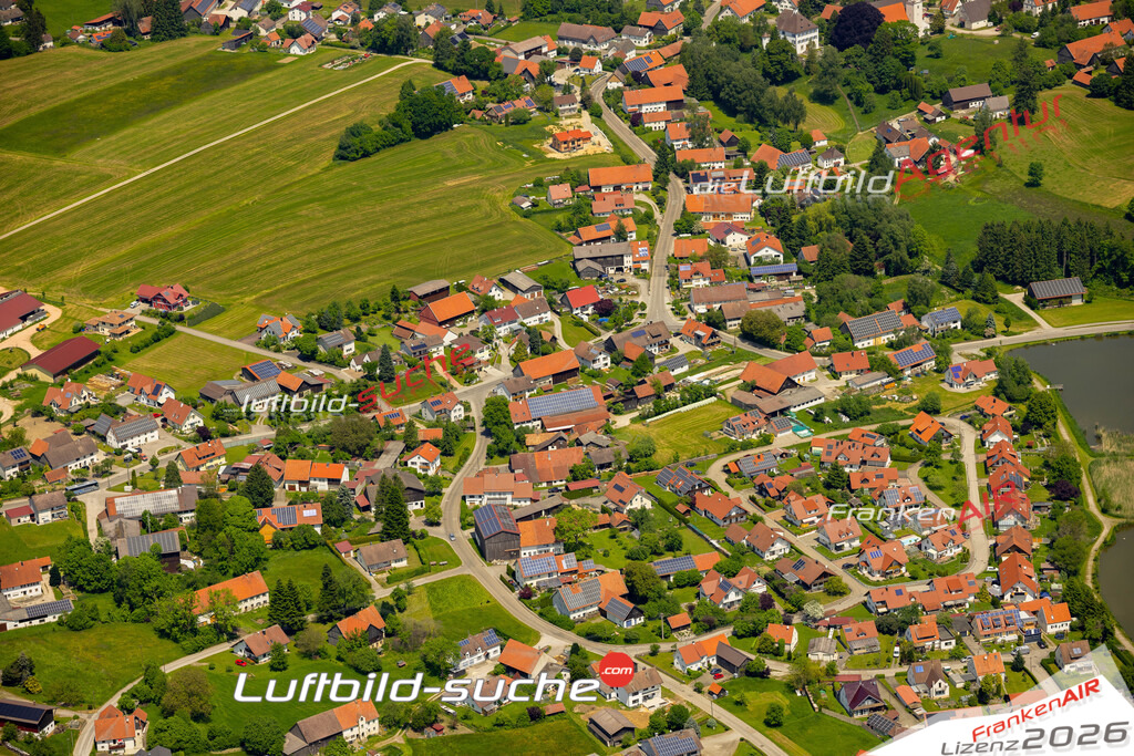 Das Luftbild zeigt Bedernau Dorfstrasse Breitenbrunn - Die Luftaufnahme wurde 2023 vom UL-Flugzeug aus erstellt ( keine Drohne ) - Hochauflösende Luftaufnahme - Für grossformatige Ausdrucke geeignet. Die Geschenkidee !Mit Lizenz und Bildrechte bestellbar