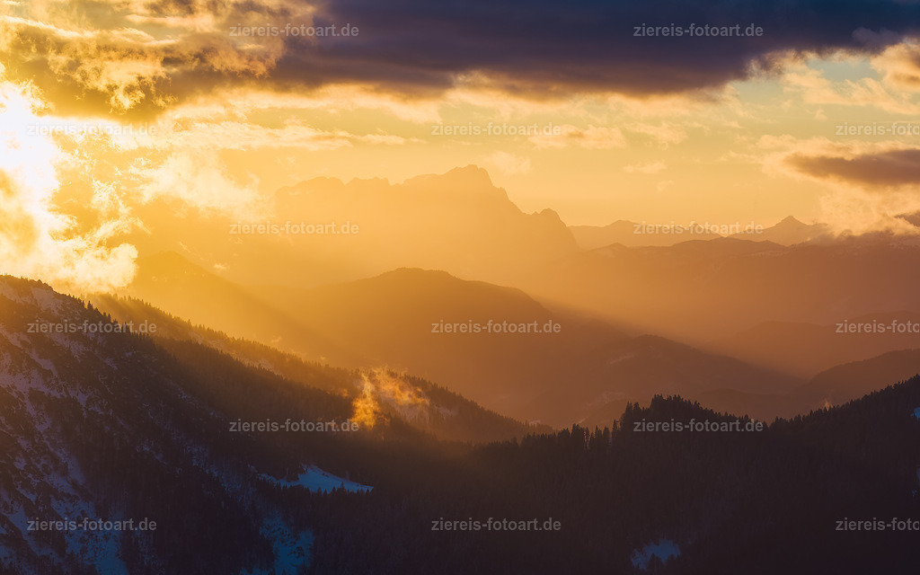 Die Zugspitze zum Sonnenuntergang von Bad Wiese aus fotografiert | Die Zugspitze zum Sonnenuntergang von Bad Wiese aus fotografiert - Realisiert mit Pictrs.com