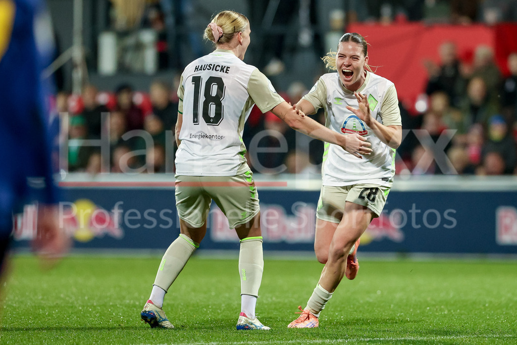 Fussball, DFB-Pokal Frauen, RB Leipzig - SV Werder Bremen | v.li.: Lina Hausicke (SV Werder Bremen, 18) und Torschützin Juliane Wirtz (SV Werder Bremen, 28) mit Torjubel, Jubel, jubeln, jubelt, optimistisch, Spielszene, Highlight, Freude über das Tor zum 1:1, DIE DFB-RICHTLINIEN UNTERSAGEN JEGLICHE NUTZUNG VON FOTOS ALS SEQUENZBILDER UND/ODER VIDEOÄHNLICHE FOTOSTRECKEN. DFB REGULATIONS PROHIBIT ANY USE OF PHOTOGRAPHS AS IMAGE SEQUENCES AND/OR QUASI-VIDEO.