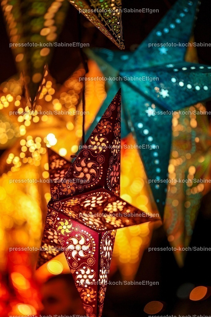 SEF17112401060 | 17.11.2024, xsefx, Köln, Pünktlich zur Vorweihnachtszeit öffnen die ersten Weihnachtsmärkte in Nordrhein-Westfalen. Eindrücke rund um den kölner Hafen-Weihnachtsmarkt am Schokoladenmuseum. Bunte Lichter Sterne Sternlichter Lichterspiel, Farbenpracht Deko Lichterfest