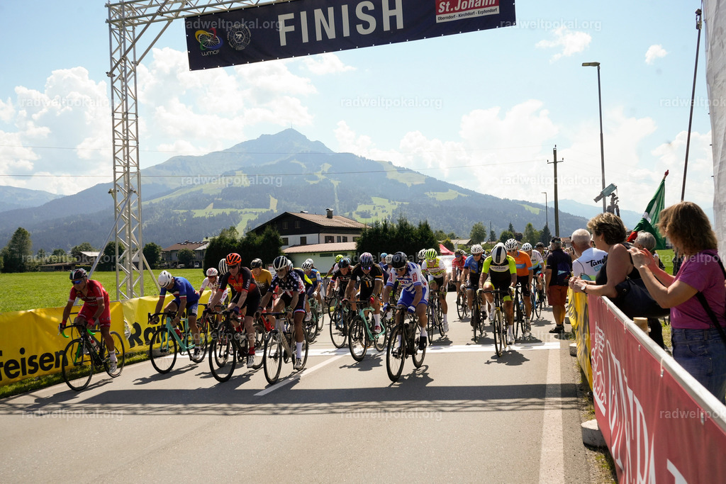 442_20230817_Bewerb_Maenner_Muehlanger | AUT - OESTERREICH, 2023-08-16: SPORT RENNRAD-FAHREN - 55. INTERNATIONALER RADWELTPOKAL IN ST. JOHANN IN TIROL  - Vintage-Radrennen mit WM-Bronze-Medaillen-Siegerin Christina Schweinberger, den Teilnehmer und Alexander Baumann (vom Orginastions-Team) - TAG 2 BEWERB MAENNER IN SECHS GRUPPEN  ; Foto: Roland Muehlanger
