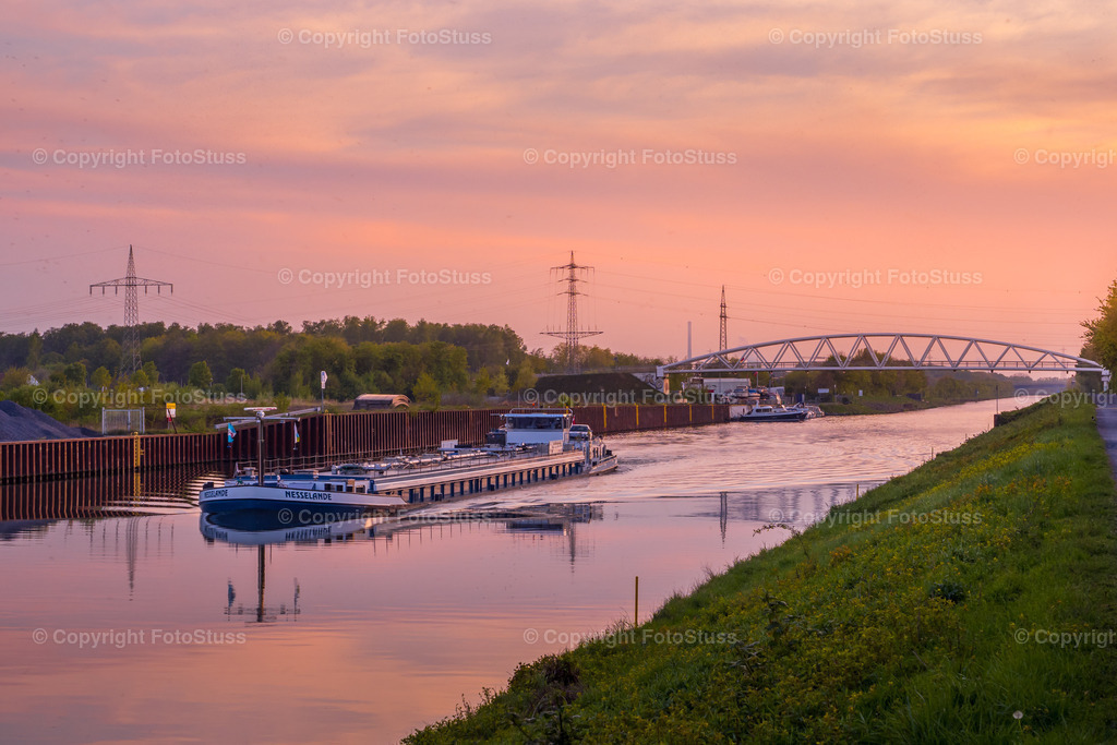 Schiff auf dem Datteln-Hamm-Kanal | Der Datteln-Hamm-Kanal ist eine wichtige Handelsroute im Ruhrgebiet und im Münsterland. - Realisiert mit Pictrs.com