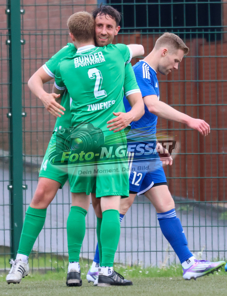 Bünder SV - SV Enger-Westerenger, | Auf dem Bild zu sehen: grün Bünder SV v.l.: Tobias Zwiener, Doppeltorschütze Florian Schmale  Bünder SV, SV Enger-Westerenger, Saison 25/26, Kreisliga A, Bünde, Deutschland - Realisiert mit Pictrs.com