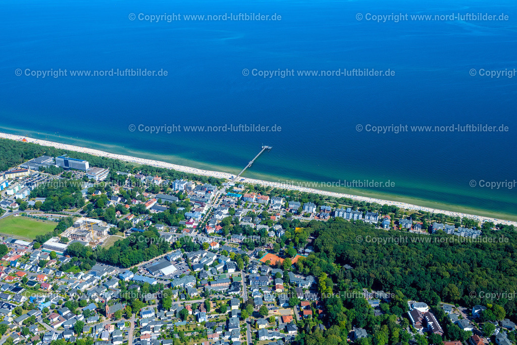 Zinnowitz_Seebrücke_Usedom_ELS_7861100822 | ZINGST 10.08.2022 Küsten- Landschaft am Sandstrand der Ostsee auf dem Darß in Zingst an der Ostseeküste im Bundesland Mecklenburg-Vorpommern, Deutschland. Weiterführende Informationen bei: Kur- und Tourismus GmbH. // Coastline on the sandy beach of Ostsee on Darss in Zingst at the baltic coast in the state Mecklenburg - Western Pomerania, Germany. Further information at: Kur- und Tourismus GmbH. Foto: Martin Elsen