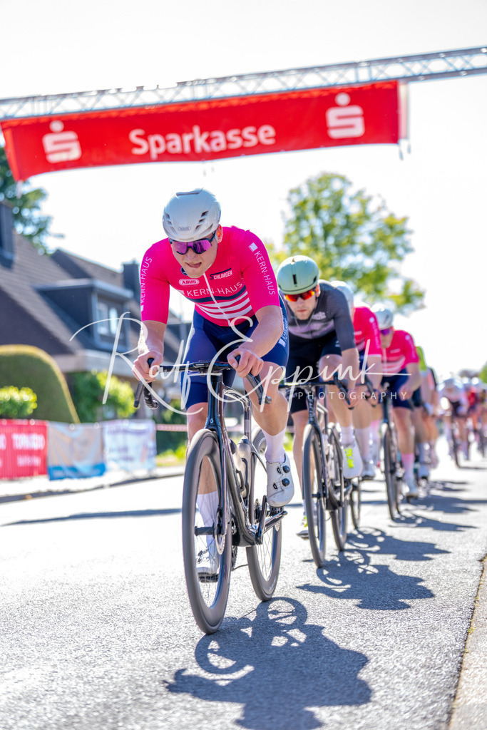Spurt in den Mai 2026 - Großer Preis der Sparkasse Neuss | Annual one-day road cycling race "Großer Preis der Sparkasse Neuss" held in Büttgen, Germany, organized by VfR Büttgen 1912 e.V. The event features multiple races across all age categories from U11 youth to Elite men. - Realisiert mit Pictrs.com