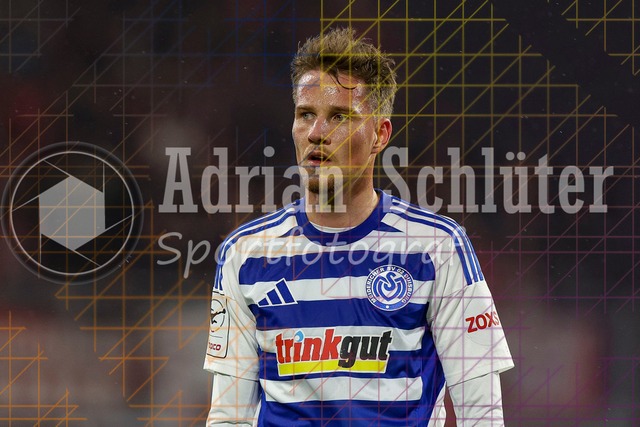 MSV Duisburg vs Rot-Weiss Essen - 3. Liga | Duisburg, Deutschland, 26.10.25:   Christian Viet (MSV Duisburg) schaut waehrend des Spiels der 3. Liga MSV Duisburg vs Rot-Weiss Essen in der schauinsland-reisen-arena(Foto von Brauer-Fotoagentur / Adrian Schlueter)