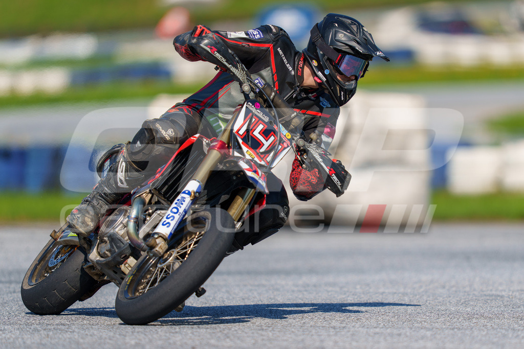 SuperMoto_Staatsmeisterschaft_Greinbach_269 | GRIPcapture steht für authentische Sportfotografie in Österreich – für Momente, die mehr sind als Geschwindigkeit oder Ergebnis. Es geht um Emotion, Spannung, Fokus und den Augenblick, der oft nur einen Wimpernschlag dauert.Ob Motorsport, Teamsport oder 