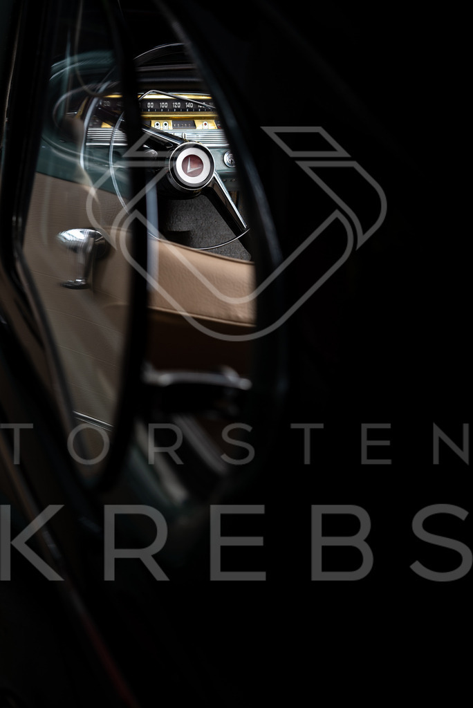 Volvo PV 544 (Baujahr 1961) | Hochwertige Oldtimer Bilder und der Oldtimer-Kalender. Ein großartiges Weihnachtsgeschenk für Oldtimer-Fans und Oldtimer-Liebhaber.  - Realisiert mit Pictrs.com