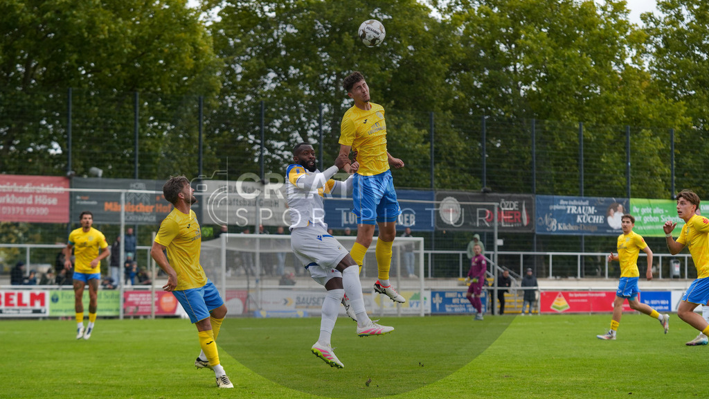 Fußball, Herren, Saison 2025/2026, Regionalliga Nordost, 11. Spieltag, FSV 63 Luckenwalde vs. FC Carl-Zeiss Jena, Samstag 05.10.2025, Werner-Seelenbinder-Stadion Luckenwalde, | Fußball, Herren, Saison 2025/2026, Regionalliga Nordost, 11. Spieltag, FSV 63 Luckenwalde vs. FC Carl-Zeiss Jena, Samstag 05.10.2025, Werner-Seelenbinder-Stadion Luckenwalde, Im Bild: v.l. Clemens Koplin (FSV), Manasse Eshele (Jena) und Quentin Seidel (Luckenwalde) - Realisiert mit Pictrs.com