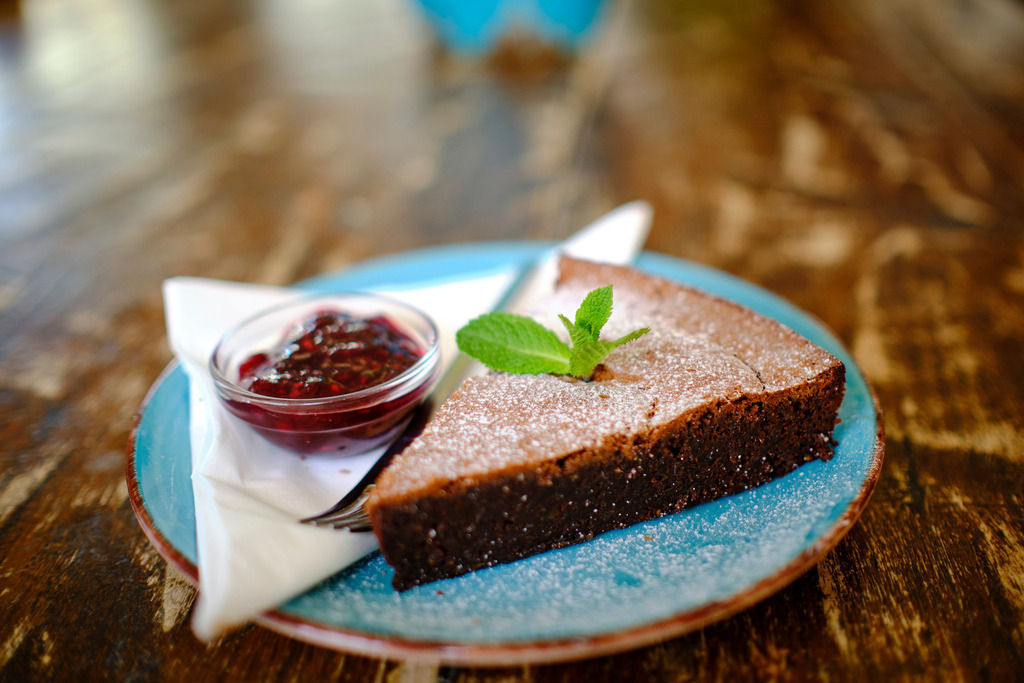 Cafe Mima | Wien, Austria - March 21, 2019: Cafe Mima; ein Schokoladenbrownie ohne Mehl steht auf dem Tisch. - Realisiert mit Pictrs.com