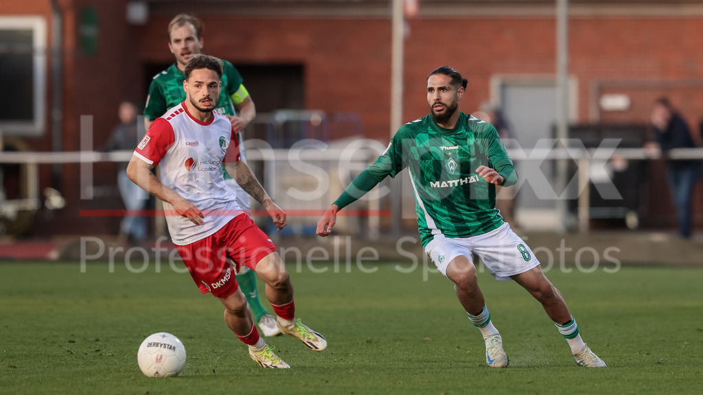 Fussball, Regionalliga Nord, SV Werder Bremen II - VfB Lübeck | v.li.: Robin Kölle (VfB Lübeck, 2) und Mikail Polat (SV Werder Bremen II, 8) im Zweikampf, Duell, Dynamik, Aktion, Action, Spielszene