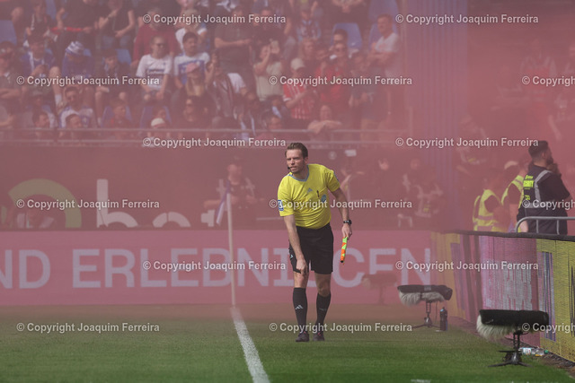 2400414_svdvsscf_1031 Kopie | Darmstadt, 14.04.2024 xjfx 1.Bundesliga SV Darmstadt 98 - SC Freiburg v.l., Pyrotechnik, Pyro, Rauch, Feuer, Randale, Bengalos, Rauchbomben, pirotecnica, fumo, fuoco, Wunderkerzen





(DFL/DFB REGULATIONS PROHIBIT ANY USE OF PHOTOGRAPHS as IMAGE SEQUENCES and/or QUASI-VIDEO) - Realisiert mit Pictrs.com