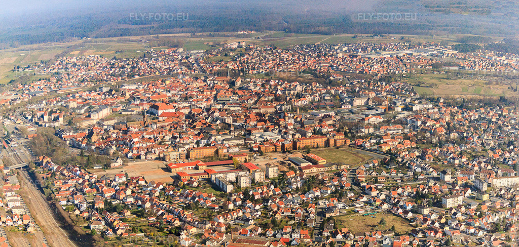 Vue aérienne: Thurot du sud à le quartier Bildstoeckel Ouest in Hagenau dans le département Bas Rhin, France – .Photo: IMG_62837-Pano.jpg prise le 09/03/2014 par Werner Riehm/FLY-FOTO.eu – Résolution de l'original: 7063 x 3364 px