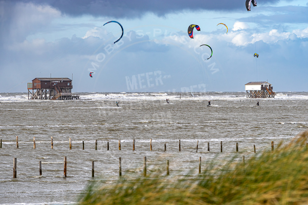 Kitesurfen bei Sturmflut | Hochwasser am Strand von St. Peter-Ording