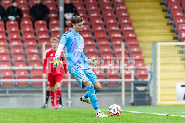 20241102_NSZ_5170 | Robert Kwasigroch (Fortuna Düsseldorf U23,No.31) spielt den BallDEU, Düsseldorf, 02.11.2024 Fußball, Regionalliga West, Saison 2024/2025, 14. Spieltag, Fortuna Düsseldorf U23 - SC Fortuna Köln - Realisiert mit Pictrs.com