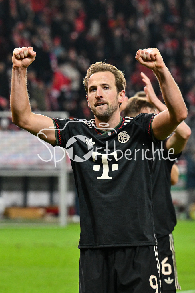 1. FC Union Berlin - FC Bayern München | BERLIN, GERMANY - 03. DECEMBER: Die Spieler der Bayern feiern zusammen mit den Fans den Sieg in Berlin nach dem Match zwischen dem 1. FC Union Berlin und dem FC Bayern München beim Achtelfinale des DFB-Pokales im Stadion an der alten Försterei / Harry KANE (FC Bayern Munich 9)