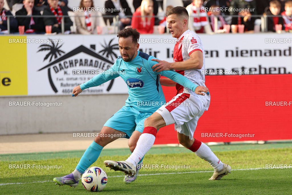 Rot-Weiss Essen - Viktoria Köln - 3.Liga | Essen, Deutschland, 18.10.2025 Simon Handle (Viktoria Köln)   und Michael Kostka  (Rot-Weiss Essen) im Kampf um den Ball  während des 3.Liga Spiels zwischen Rot-Weiss Essen- Viktoria Köln im Stadion an der Hafenstraße am 01.08.2025 in Essen. (Foto von Timo Bluhmki-Schmidt/ Brauer Fotoagentur