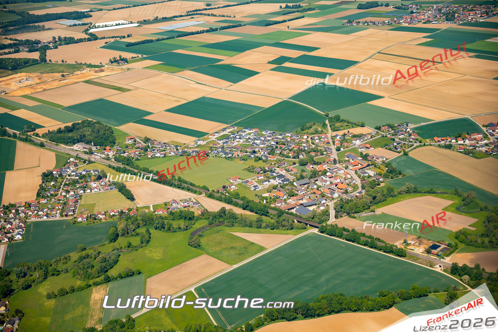 Das Luftbild zeigt : Radldorf Perkam - Die Luftaufnahme wurde 2024 vom UL-Flugzeug aus erstellt ( keine Drohne ) - Hochauflösende Luftaufnahme - Für grossformatige Ausdrucke geeignet. Die Geschenkidee !Mit Lizenz und Bildrechte bestellbar