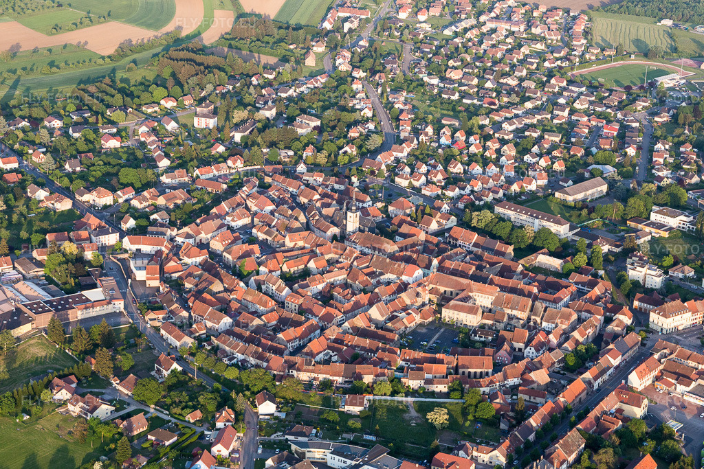 Vue aérienne: Vue des rues et des maisons dans les zones résidentielles à Sarre-Union dans le département Bas Rhin, France. Photo: IMG_107413.jpg prise le 19/05/2018 par Werner Riehm/FLY-FOTO.eu – Résolution de l'original: 5472 x 3648 px