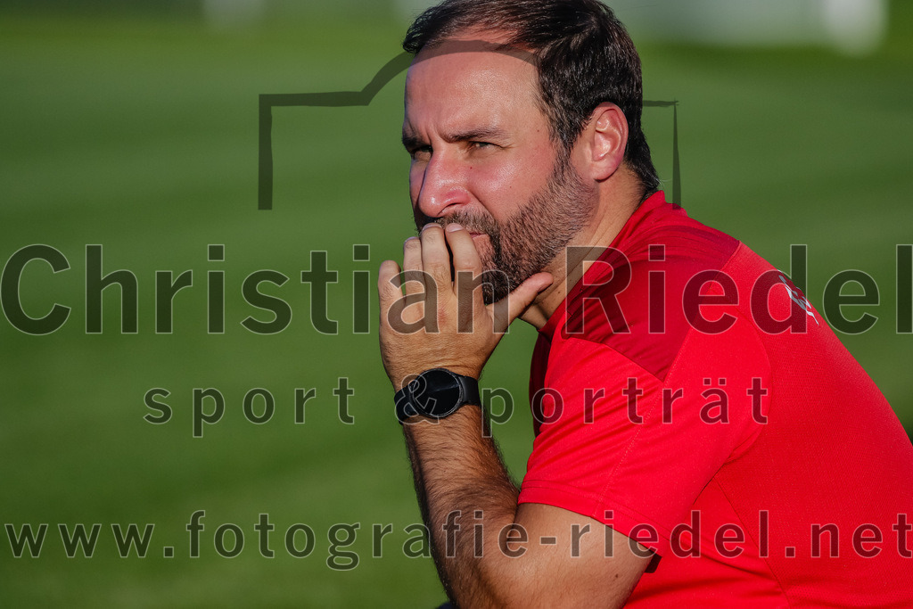 2023-08-11_036_FC_Finsing_gegen_SV_Eichenried | Finsing, Deutschland, 11.08.2023:
Fußball, Kreisliga 2023 / 2024, 4. Spieltag, FC Finsing gegen SV Eichenried, Endergebnis: 3:0

Trainer Thomas Bonnet (FC Finsing)

Foto: Christian Riedel / fotografie-riedel.net