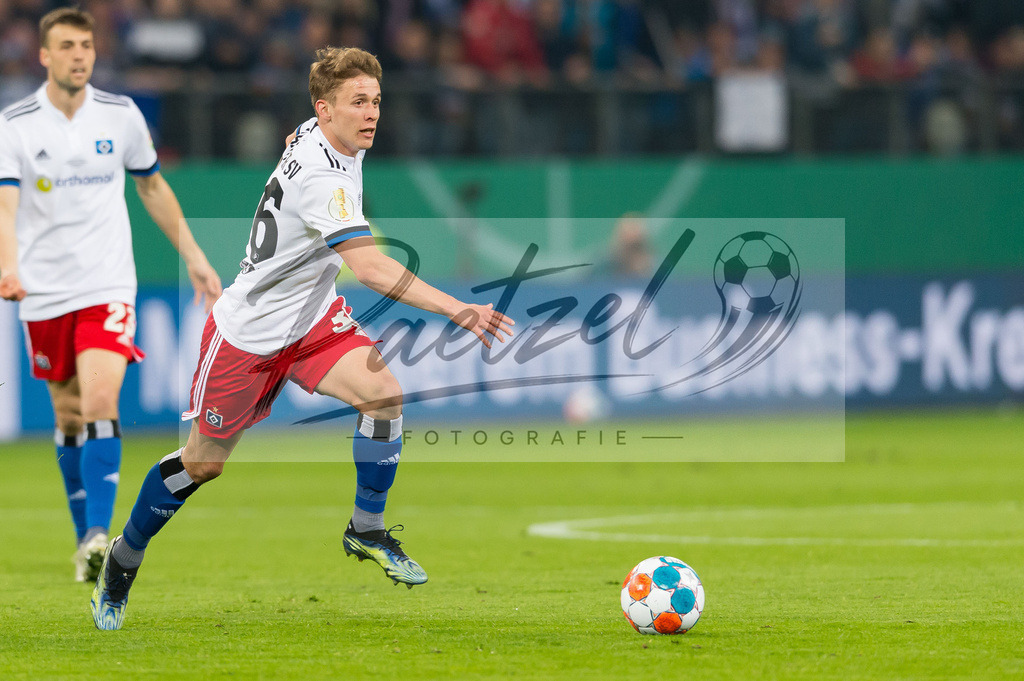 HSVSCF20220419_295 | Fussball, Herren: Anssi Suhonen (Hamburger SV) in Aktion, am Ball, Einzelaktion beim DFB-Pokal-Halbfinalspiel zwischen Hamburger SV und SC Freiburg im Volksparkstadion am 19.04.2022 in Hamburg, Deutschland.DFB / DFL REGULATIONS PROHIBIT ANY USE OF PHOTOGRAPHS AS IMAGE SEQUENCES AND/OR QUASI-VIDEO. - Realisiert mit Pictrs.com