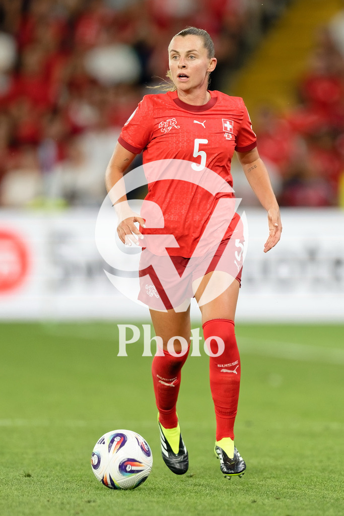 Finland v Switzerland: UEFA Women's EURO 2025 Group A | GENEVA, SWITZERLAND - JULY 10: Noelle Maritz of Switzerland runs with the ball during the UEFA Women's EURO 2025 Group A match between Finland and Switzerland at Stade de Geneve on July 10, 2025 in Geneva, Switzerland. (Photo by Giuseppe Velletri/Sports Press Photo/Getty Images)