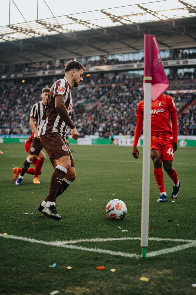 FCS06653 | Der offizielle Shop für FC St. Pauli Fotos. Wähle aus Spielszenen & Fanmomenten dein FCSP Wunschformat. Wir liefern Millerntor-Atmosphäre.