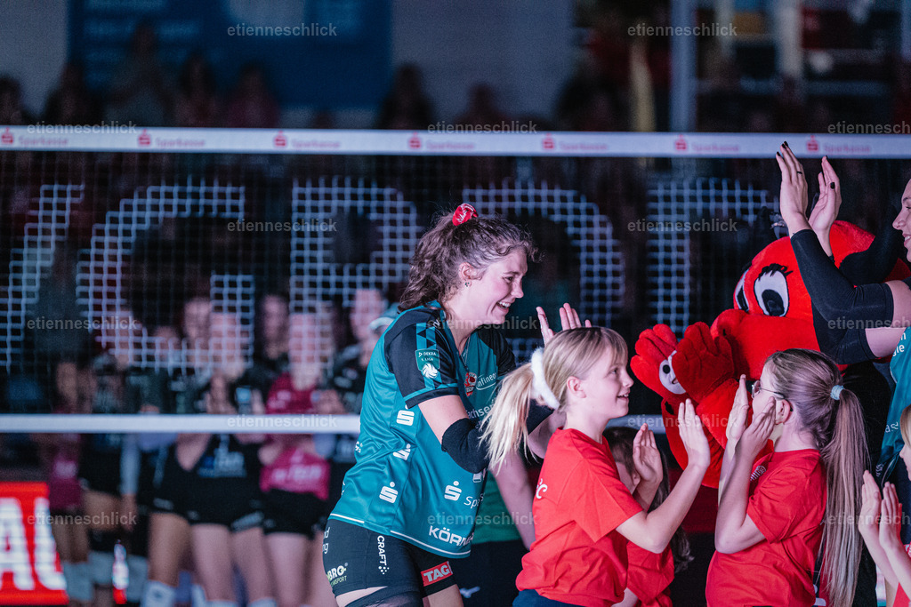 Dresdner SC - Binder Blaubären TSV Flacht, DEKRA 1. Bundesliga Frauen, Volleyball | Im Bild: Spielereinlauf Morgan Geddes (16, Dresdner SC)24.10.2026, Dresdner SC -  Binder Blaubären TSV Flacht, DEKRA 1. Bundesliga Frauen, Volleyball, Deutschland, Dresden, Cyberport Arena
