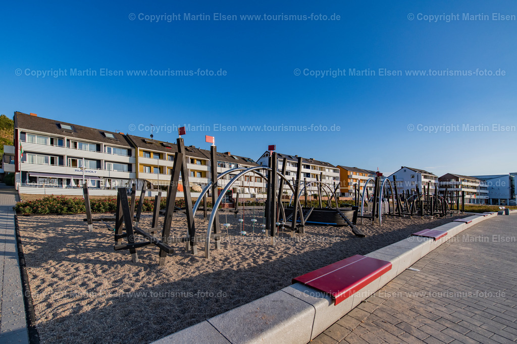 Helgoland Spielplatz__ELS_3957030818 | Helgoland - Aufnahmedatum: 04.08.2018, Aufnahmehöhe:  m, Koordinaten:  - , Bildgröße: 8256 x  5504 Pixel - Copyright 2018 by Martin Elsen, Kontakt: Tel.: +49 157 74581206, E-Mail: info@schoenes-foto.deSchlagwörter:Schleswig-Holstein,Landkreis Pinneberg,Düne,Hochseeinsel,Börteboote,Meer,Küste,Halunder,Oberland,Unterland,Strand,Seehunde,Robben,Lange Anna,Felsen,Roter Felsen,Luftbild,Luftbilder,Bastölpel - Realisiert mit Pictrs.com