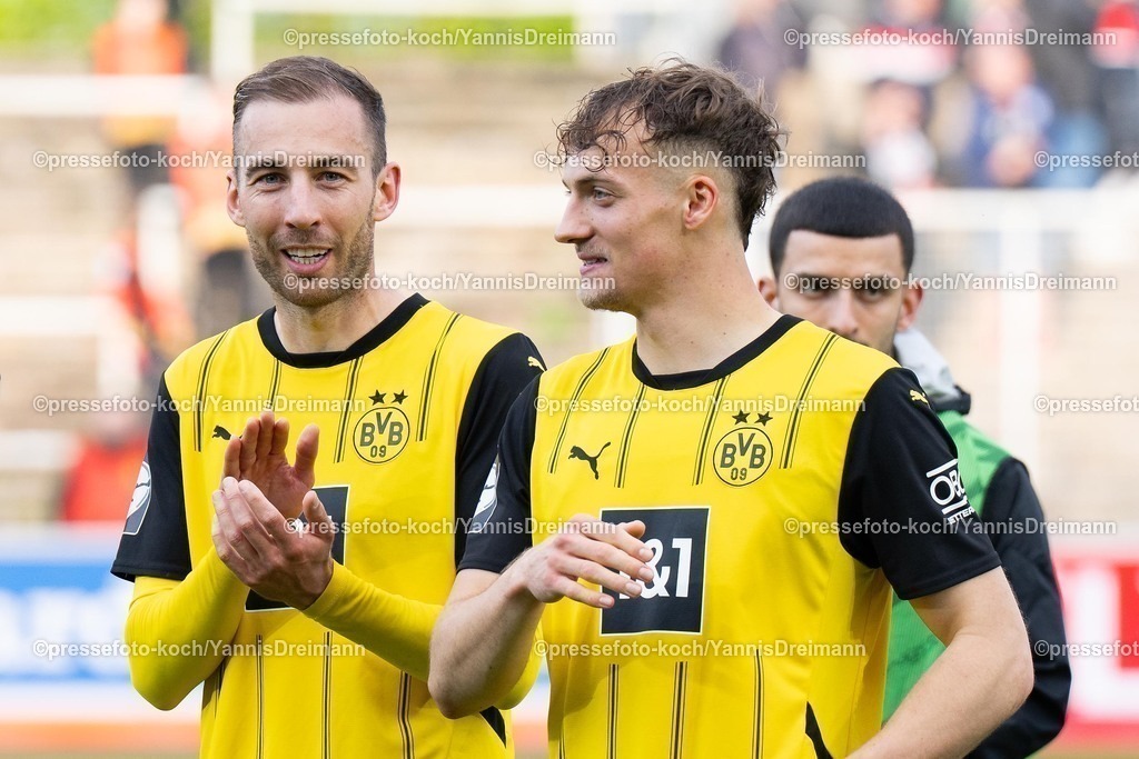 xydr13042502020 | 13.04.2025, xydrx, Fußball, Borussia Dortmund II - FC Energie Cottbus, 3.Liga, Stadion Rote Erde, Saison 2024 2025: Michael Eberwein (Borussia Dortmund II #14)und Yannik Luehrs (Borussia Dortmund II #34) bedanken sich bei den Fans klatschend DFB regulations prohibit any use of photographs as image sequences and or quasi-video.