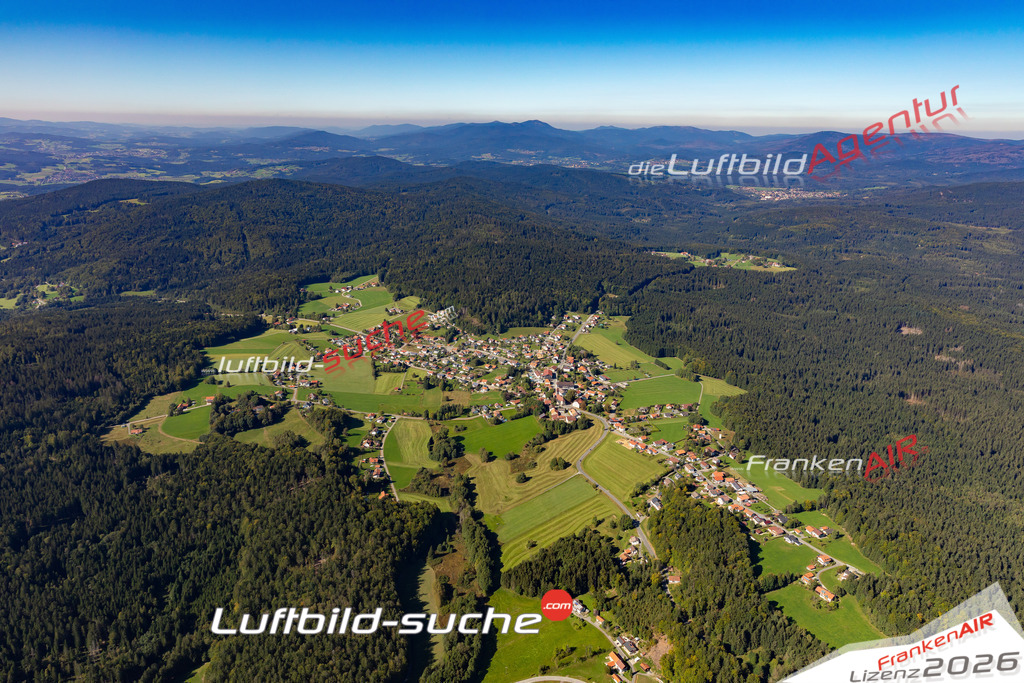 Die Luftaufnahme Klingenbrunn - Spiegelau wurde 2021 mittels Flugzeug (keine Drohne) erstellt. Hohe Auflösung -für große Poster und Wandbilder geeignet!