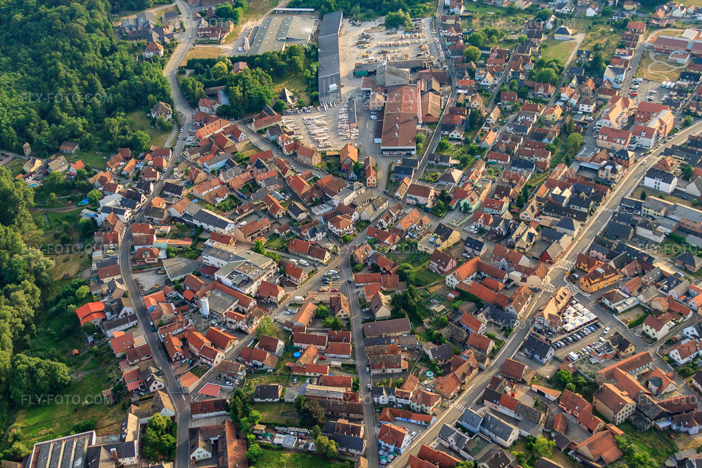 Aerial view: Overview of locations including Rue de Haguenau in Soufflenheim in the state Bas-Rhin, France. – Photo: IMG_30564.jpg taken on 07/09/2010 by Werner Riehm/FLY-FOTO.com – Resolution of the original: 4752 x 3168 px