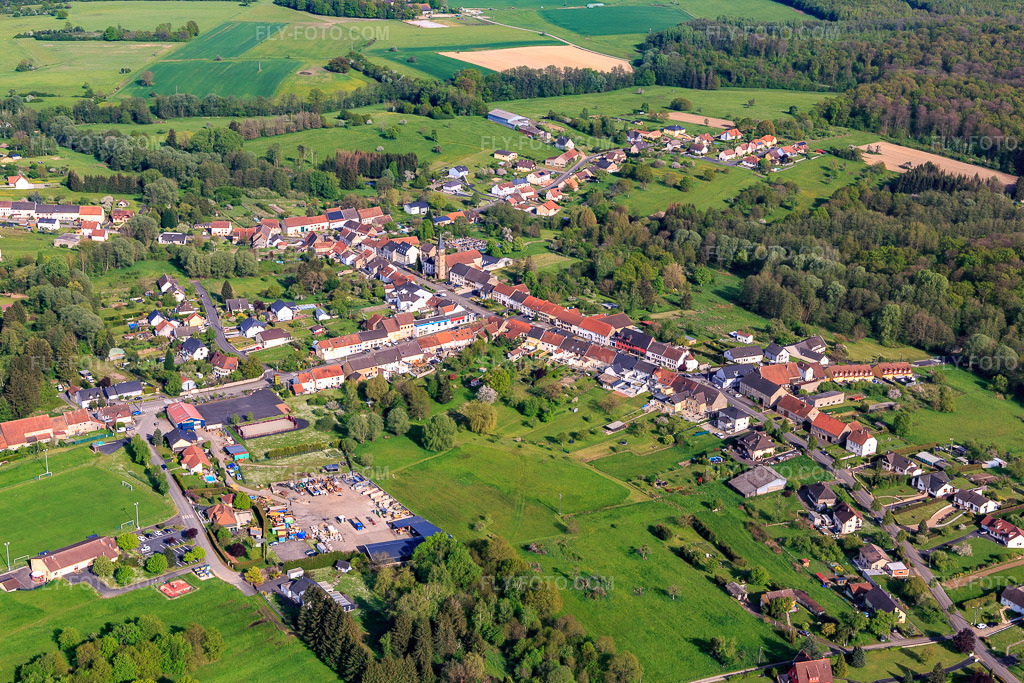 Aerial view: View of the town from the northwest in Siltzheim in the state Bas-Rhin, France. – Photo: IMG_140418.jpg taken on 04/30/2024 by Werner Riehm/FLY-FOTO.com – Resolution of the original: 5207 x 3471 px