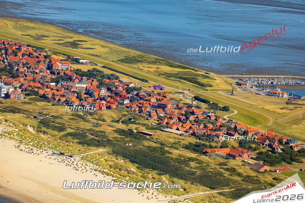 Aktuelles Luftbild von  Juist - Die Luftaufnahme wurde 2022 mittels UL-Flugzeug erstellt ( keine Drohne ) - hochauflösende Kamera-Systeme von  Canon -Beste Qualität - Für grossformatige Ausdrucke geeignet. Die Geschenkidee !