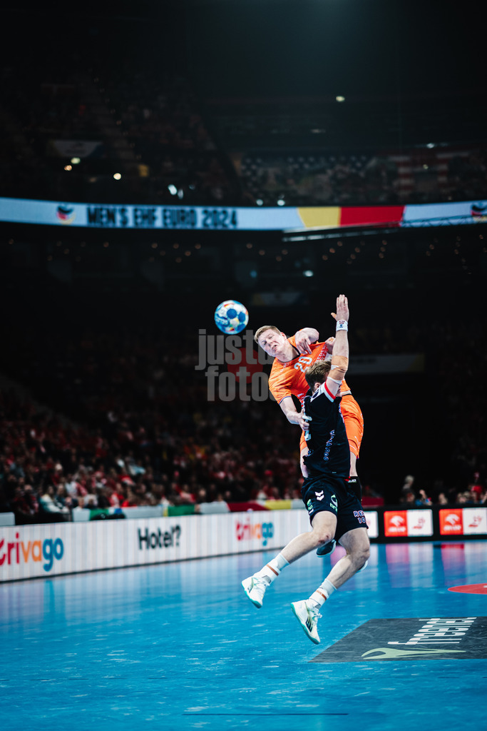 Handball | Herren | EHF EURO 2024 | European Championshop Men 2024 Final Tournament | Norwegen vs. Niederlande | 19.01.2024 | Niels Gerardus Versteijnen (#20, Holland, NED) wirft aufs Tor