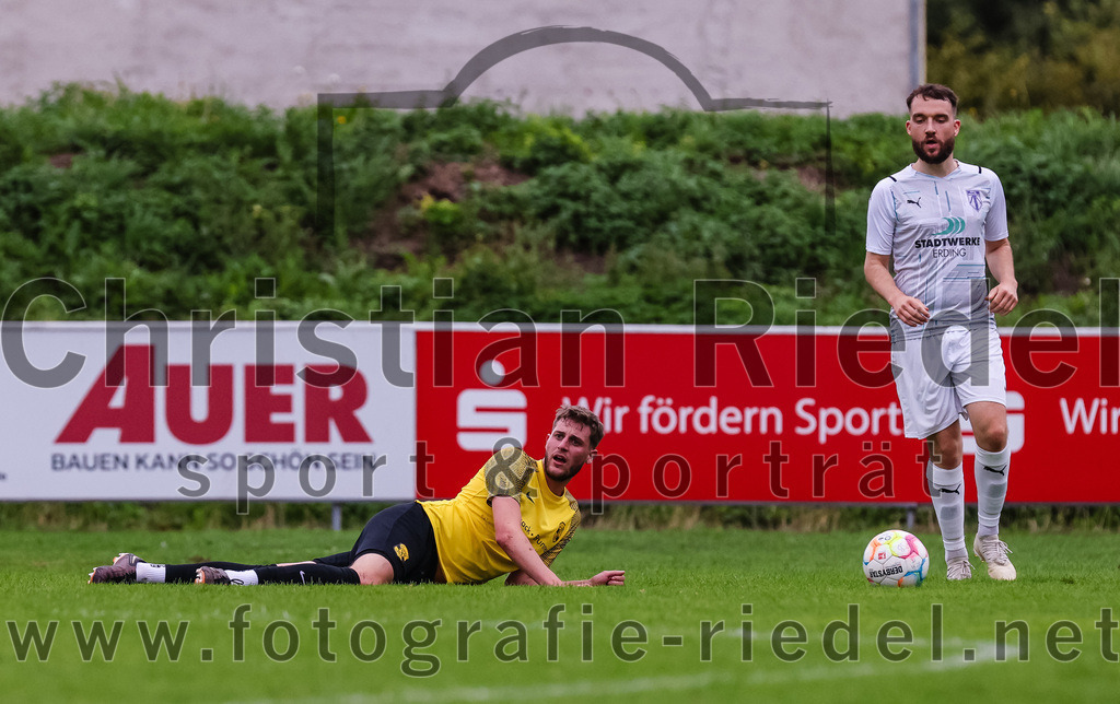 2023-08-09_080_FC_Moosinning_II_gegen_SpVgg_Altenerding | Moosinning, Deutschland, 09.08.2023:
Fußball, Kreisliga 2023 / 2024, 3. Spieltag, FC Moosinning II gegen SpVgg Altenerding, Endergebnis: 1:1

Christoph Kollmannsberger (FC Moosinning, #23), Michael Gartner (SpVgg Altenerding, #18)

Foto: Christian Riedel / fotografie-riedel.net