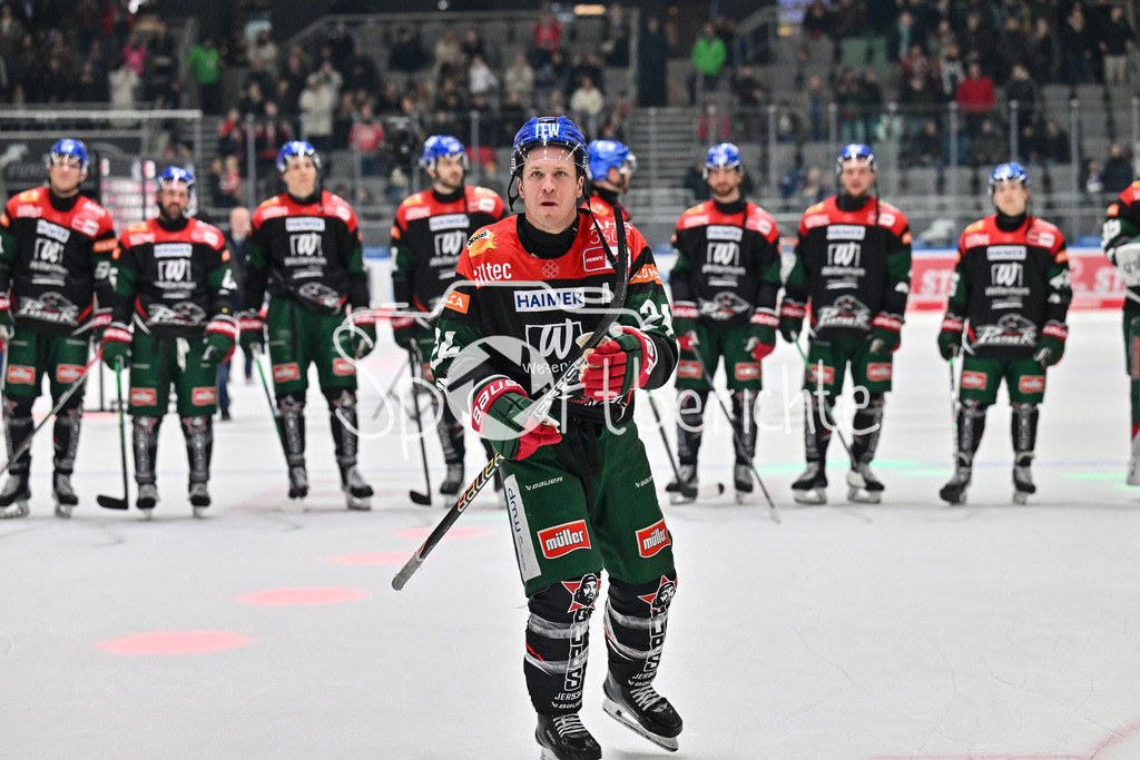 Augsburger Panther - Nürnberg Ice Tigers | die Spieler der Panther feiern zusammen mit ihren Fans den Heimsieg gegen Nuernberg / DEL: Augsburger Panther - Nuernberg Ice Tigers, Curt Frenzel Stadion am 03.01.2025 / T. J. TREVELYAN (Augsburger Panther #24)