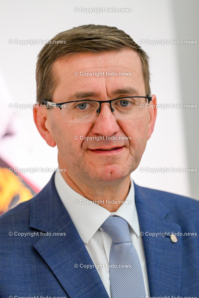 Pressekonferenz Land Ooe_ Stabilitaet der Lieferketten im Fokus_ 22.01.2024-20 | 22.01.2024, Linz, AUT, Pressekonferenz Land Ooe, Stabilitaet der Lieferketten im Fokus – aktuelle Analysen und Forschungsergebnisse und kuenftige Schwerpunkte im Bild LR Markus Achleitner (VP)