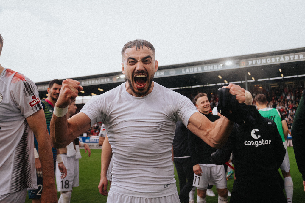 DSC07302 | Der offizielle Shop für FC St. Pauli Fotos. Wähle aus Spielszenen & Fanmomenten dein FCSP Wunschformat. Wir liefern Millerntor-Atmosphäre.
