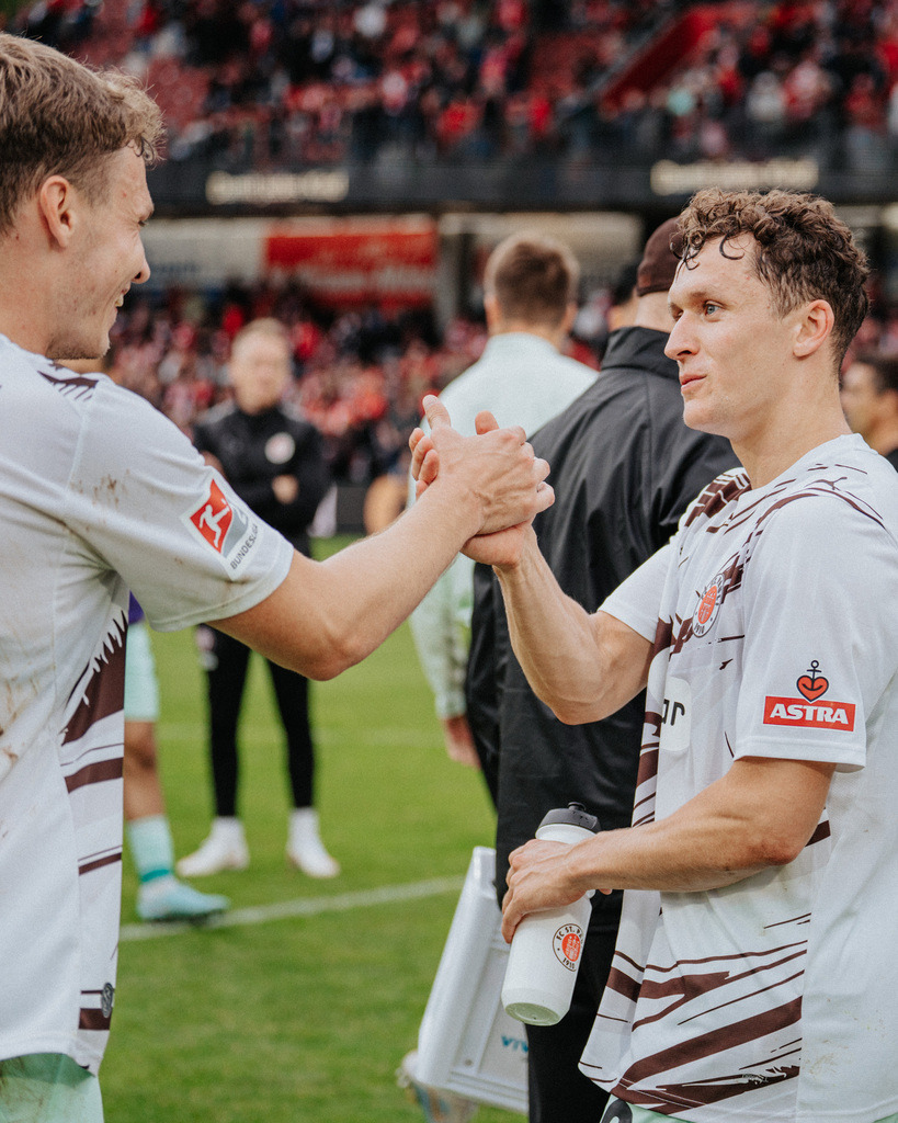 FCSP_YD-03500 | Der offizielle Shop für FC St. Pauli Fotos. Wähle aus Spielszenen & Fanmomenten dein FCSP Wunschformat. Wir liefern Millerntor-Atmosphäre.