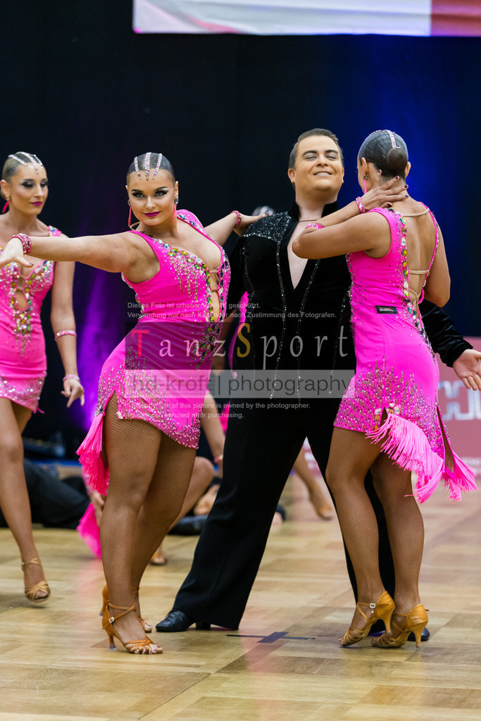 202603145_RL_Lat-Formationen_Nbg_5668 | Tanzsportbilder, Standardtanz, Lateintanz, WDSF, DTV, LTVB, dancecomp, goc, hessen tanzt, blaues band der spree, walzer, tango, wiener walzer, slowfox, quickstepp, samba, rumba, cha-cha-cha, paso doble. jive, hd-kroft photography, turniertanzsport