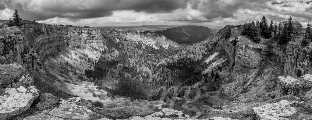panorama view of Creux-du-Van in the Swiss Jura Mountains. | panorama view of Creux-du-Van in the Swiss Jura Mountains. - Realisiert mit Pictrs.com