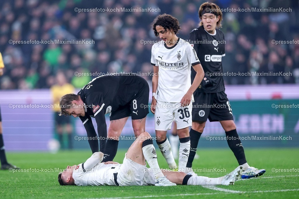 BMG13032601033 | 13.03.2026, Fußball, Borussia Mönchengladbach - FC St. Pauli, 1. Fußball Bundesliga, 26.Spieltag, Borussia-Park, Saison 2025 2026: Yannik Engelhardt&nbsp;(Borussia Mönchengladbach #06) liegt mit Sxchmerzen auf dem Spielfeld nach Foulspiel durch Eric Smith&nbsp;(FC St.Pauli #08)  DFB regulations prohibit any use of photographs as image sequences and or quasi-video.