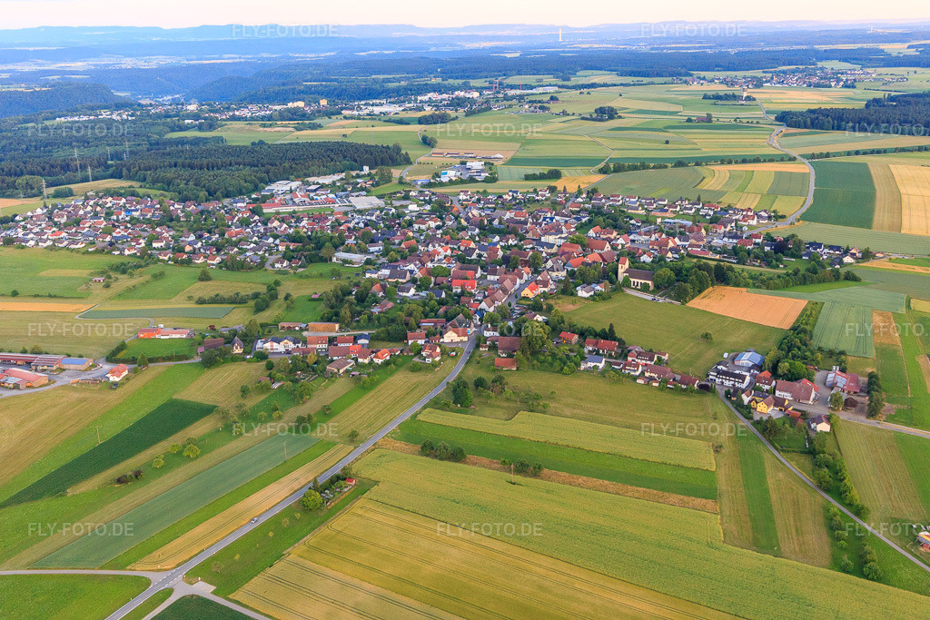 Luftbild: Dorfansicht aus Norden im Ortsteil Hochmössingen in Oberndorf im Bundesland Baden-Württemberg in Deutschland. Foto: IMG_149118.jpg vom 28.06.2025 durch Werner Riehm/FLY-FOTO.de