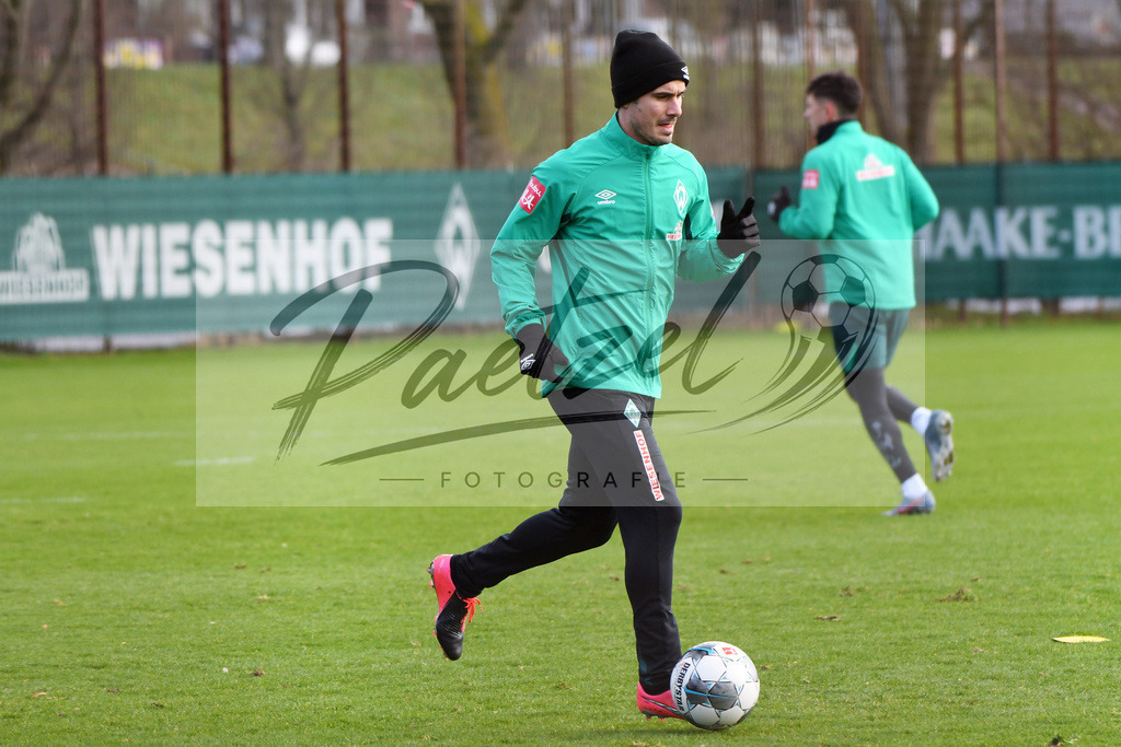 20200212_TRASVW_0043 | Fussball, Herren: Fin Bartels (Werder Bremen) in Aktion, am Ball, Einzelaktion waehrend der Trainingseinheit des SV Werder Bremen auf dem wohninvest Weserstadion Trainingsplatz am 12.02.2020 in Bremen, Deutschland. - Realisiert mit Pictrs.com