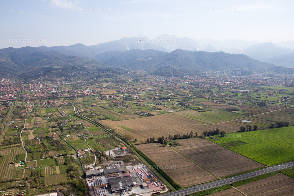 Aerial view: View of the town in Ameglia in the state Liguria, Italy. – Photo: IMG_087147.jpg taken on 04/04/2016 by Werner Riehm/FLY-FOTO.com – Resolution of the original: 5472 x 3648 px