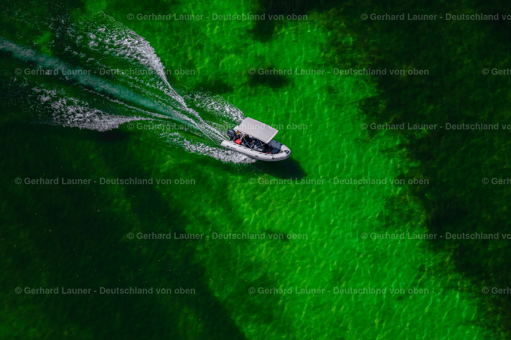 4027437 | RADOLFZELL AM BODENSEE 17.05.2020 Motorboot in Fahrt vor der Halbinsel Mettnau in Radolfzell am Bodensee im Bundesland Baden-Württemberg, Deutschland. // Motorboat in motion vor of Halbinsel Mettnau in Radolfzell am Bodensee in the state Baden-Wuerttemberg, Germany. Foto: Gerhard Launer