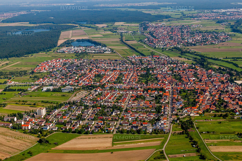 Luftbild: Ortsansicht der Straßen und Häuser der Wohngebiete im Ortsteil Spöck in Stutensee im Bundesland Baden-Württemberg in Deutschland. Foto: IMG_33348.jpg vom 05.09.2010 durch Werner Riehm/FLY-FOTO.de