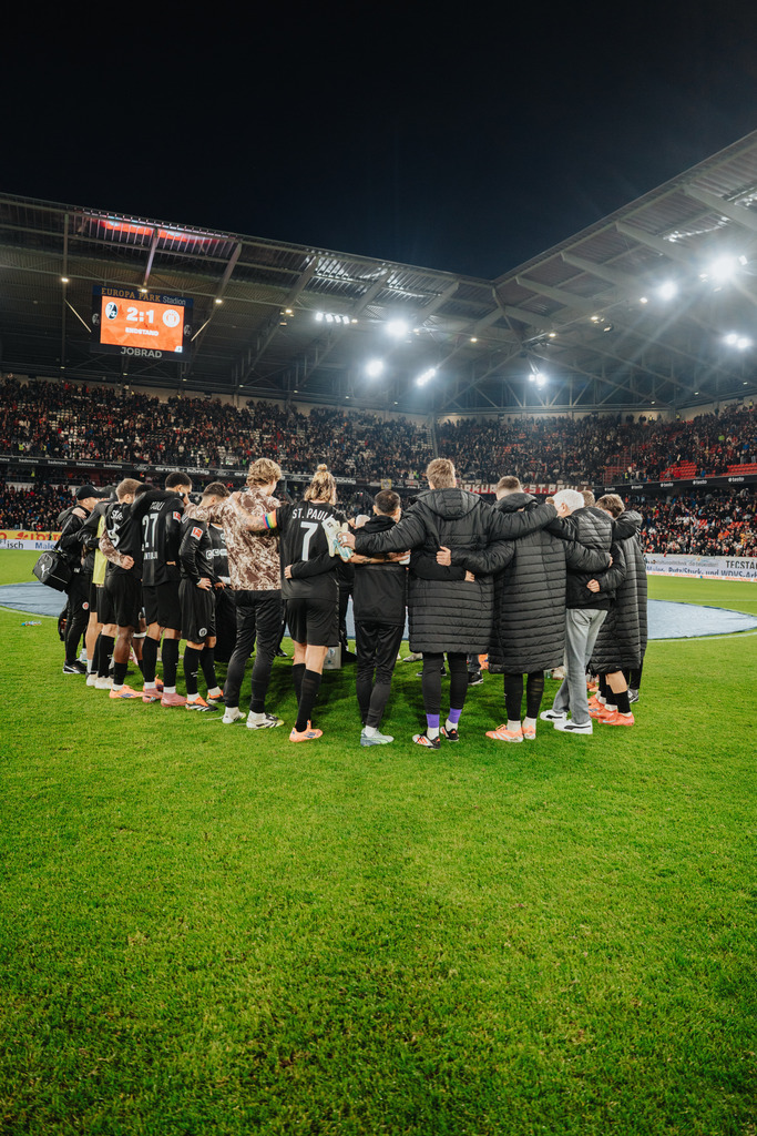 FCP00490 | Der offizielle Shop für FC St. Pauli Fotos. Wähle aus Spielszenen & Fanmomenten dein FCSP Wunschformat. Wir liefern Millerntor-Atmosphäre.